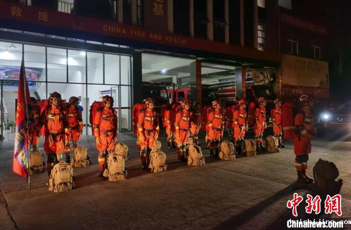 地震救援队伍紧急集结。　四川消防供图